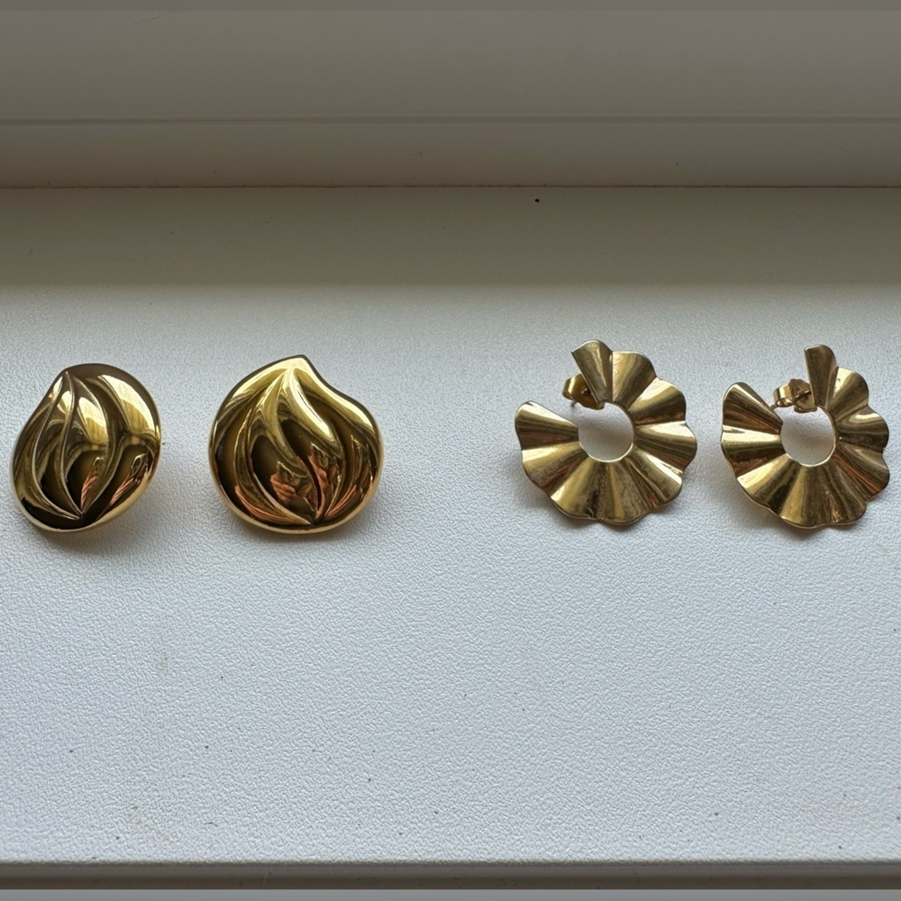 Vintage 1980’s Gold Colored Wavy Hoop & Teardrop Earrings (set of 2)